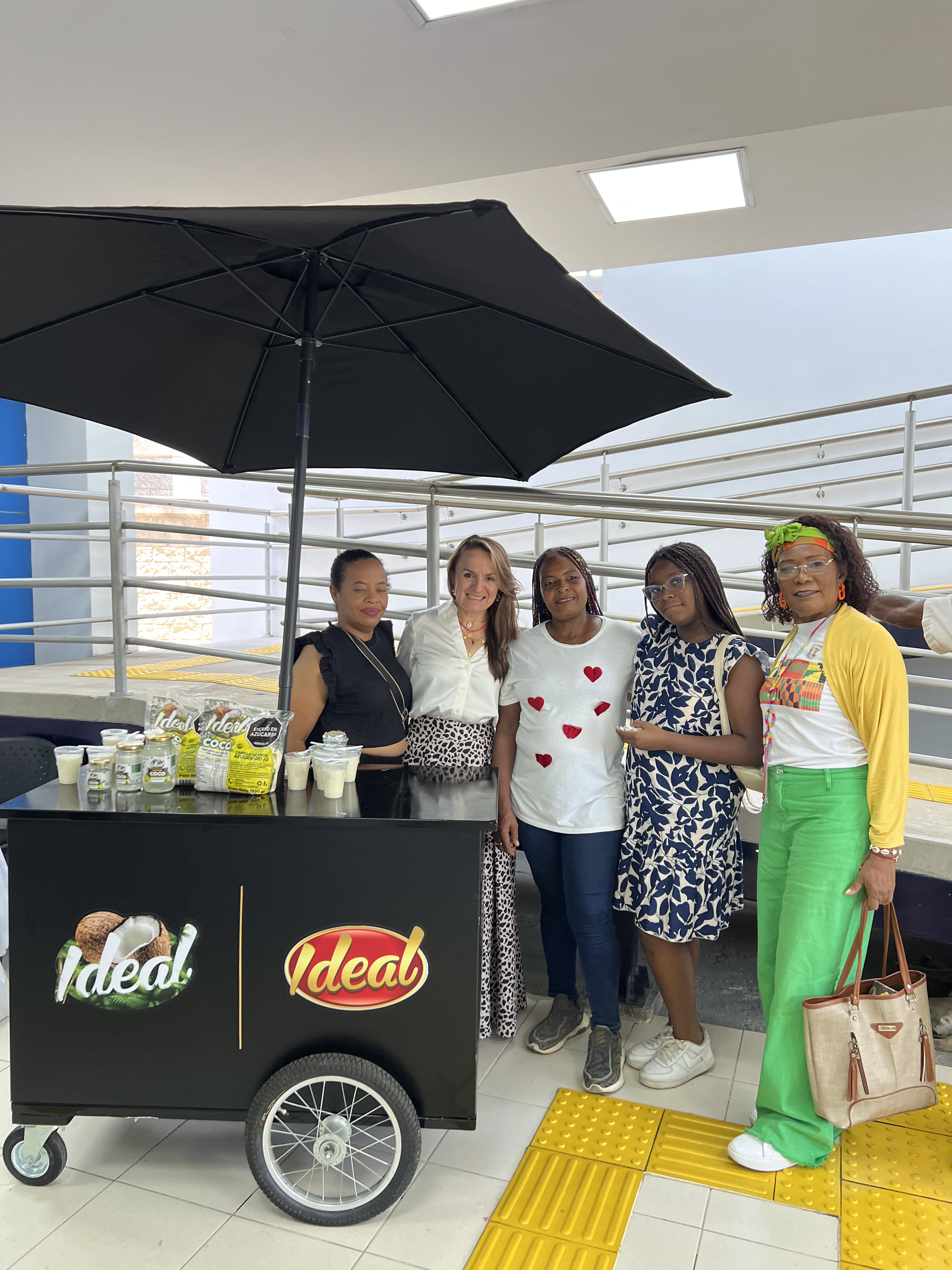 Grupo de mujeres junto al stand de Ideal