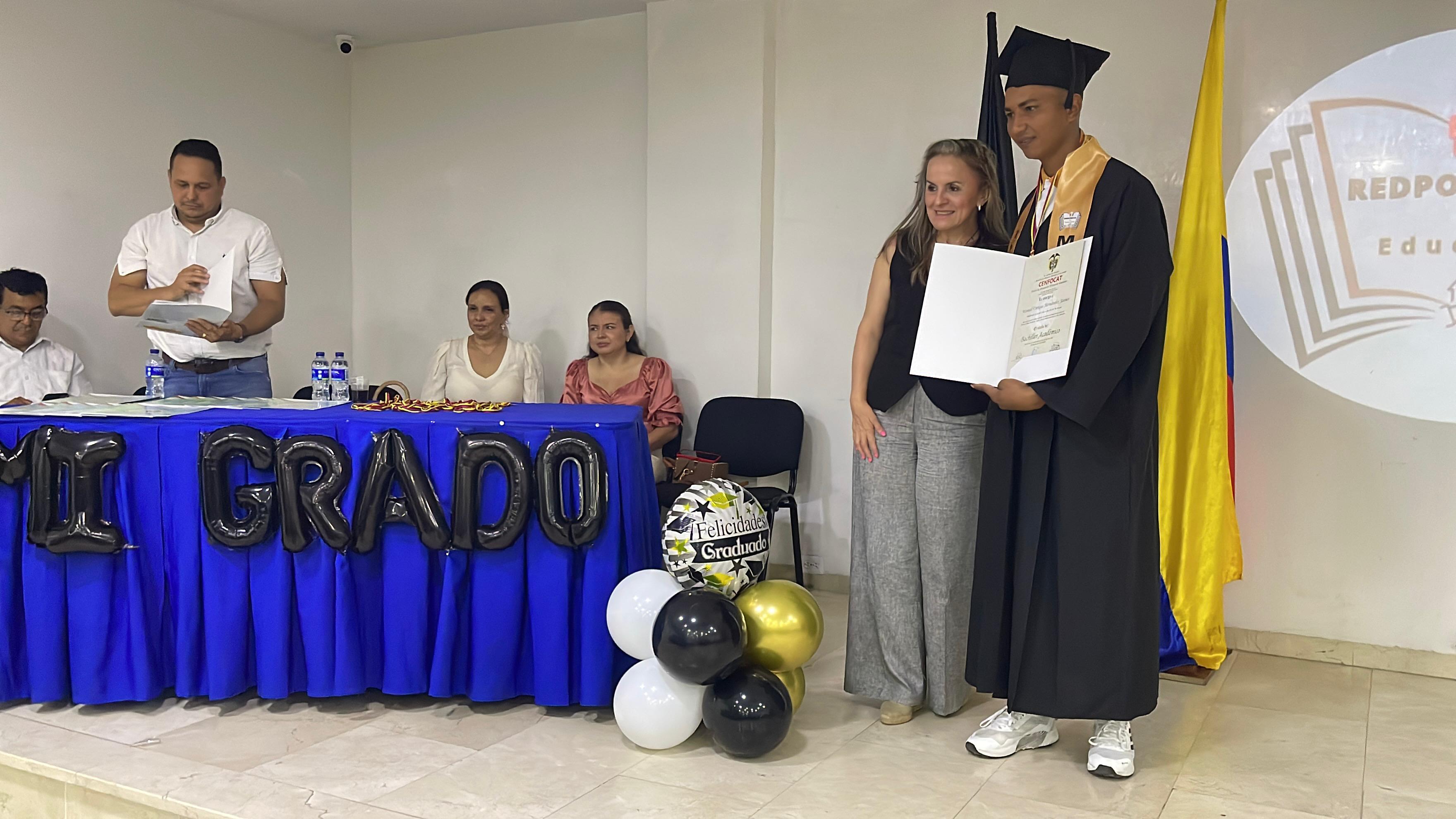 Graduando recibiendo diploma