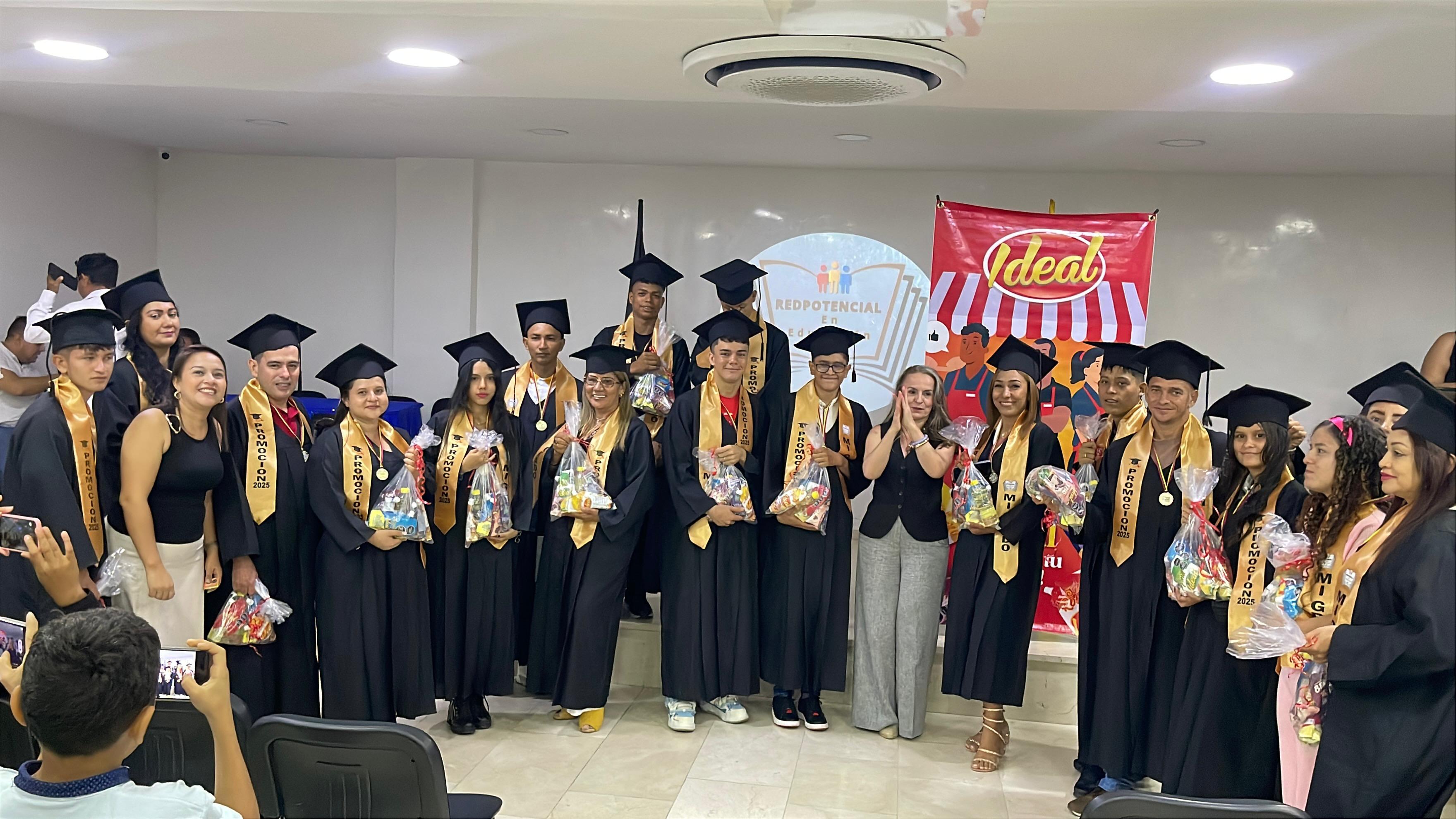 Graduandos con la Fundación Ideal
