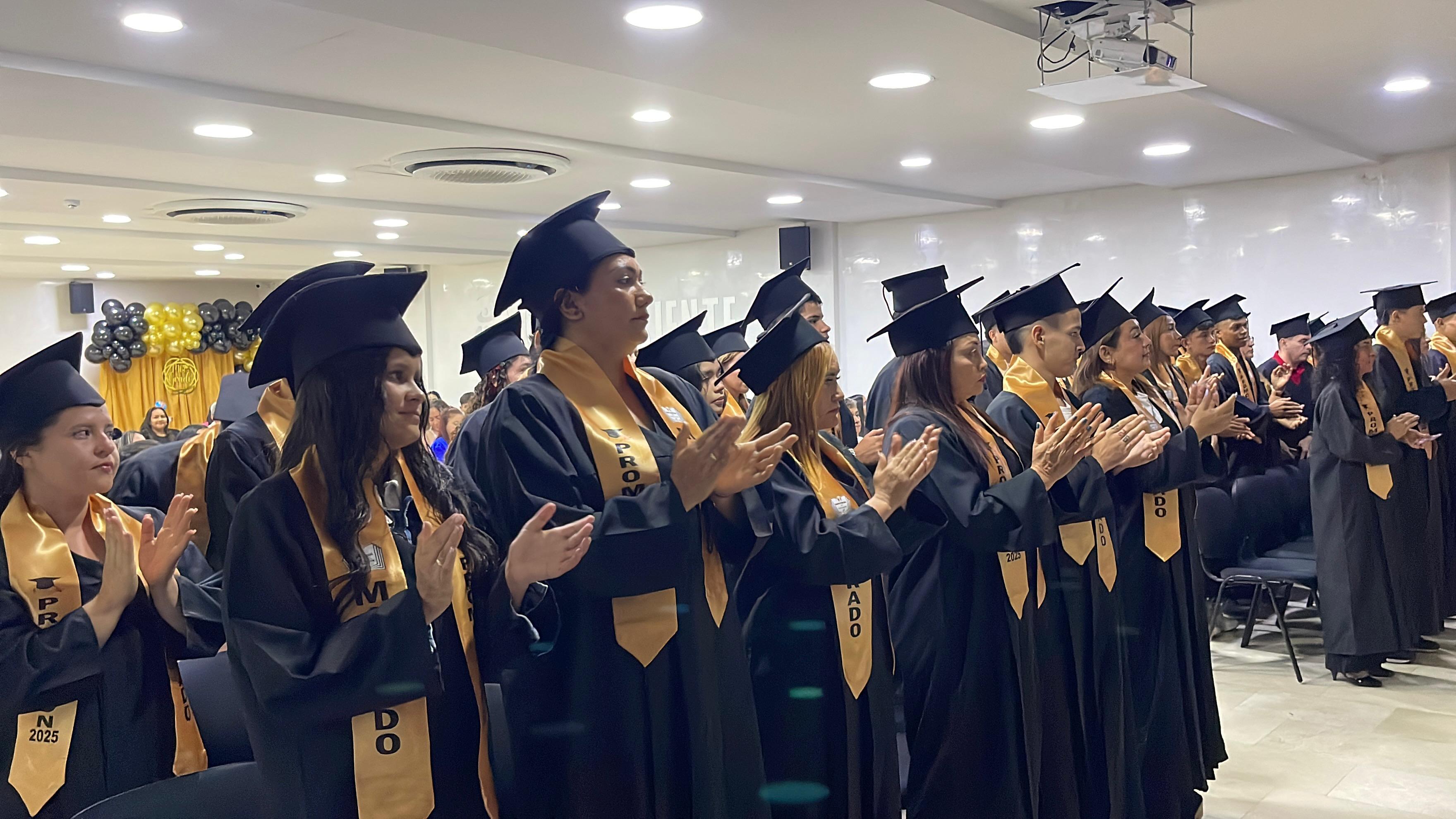 Graduandos durante la ceremonia